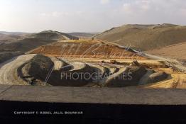 Image du Maroc Professionnelle de  Des engins de génie civil s'activent sur le chantier de l'autoroute A1: Sidi El Yamani - Asilah, Lundi 10 septembre 2001. (Photo / Abdeljalil Bounhar) 